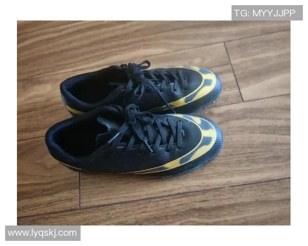 各大球星上脚足球鞋解析：从梅西到C罗的球场风采与科技创新